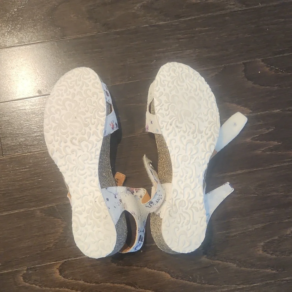 Think! Womens Hook And Loop Sandals White Floral - Picture 4 of 7